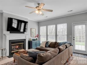 1401 Hammond Dr - Photo 7 of 38