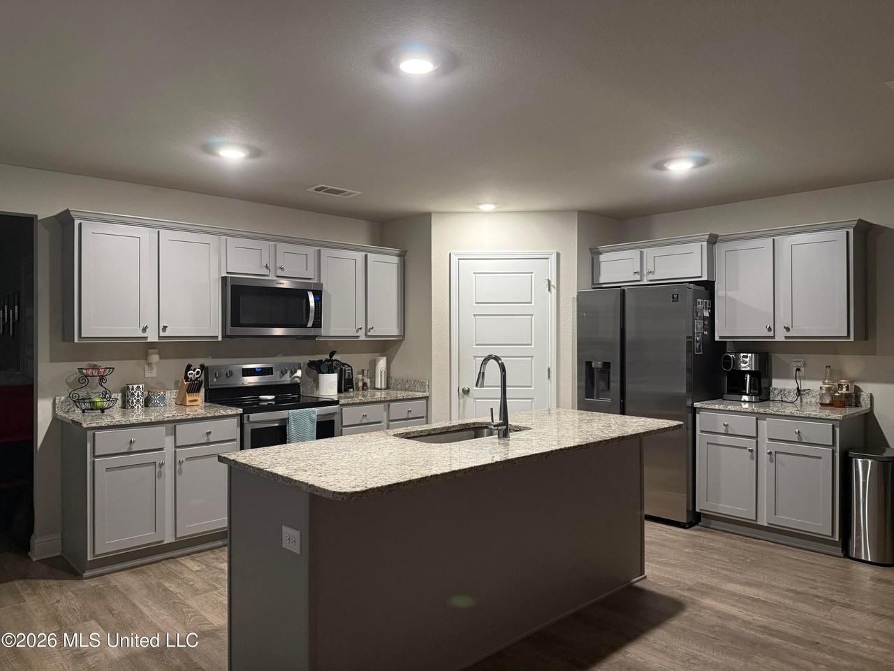 6439 Eastland Cir - Photo 2 of 6