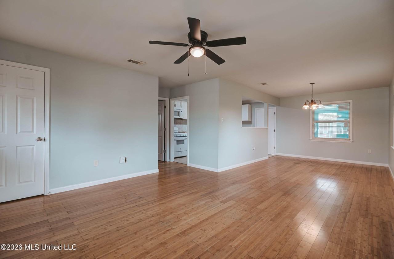 2228 Gregory Blvd - Photo 4 of 35