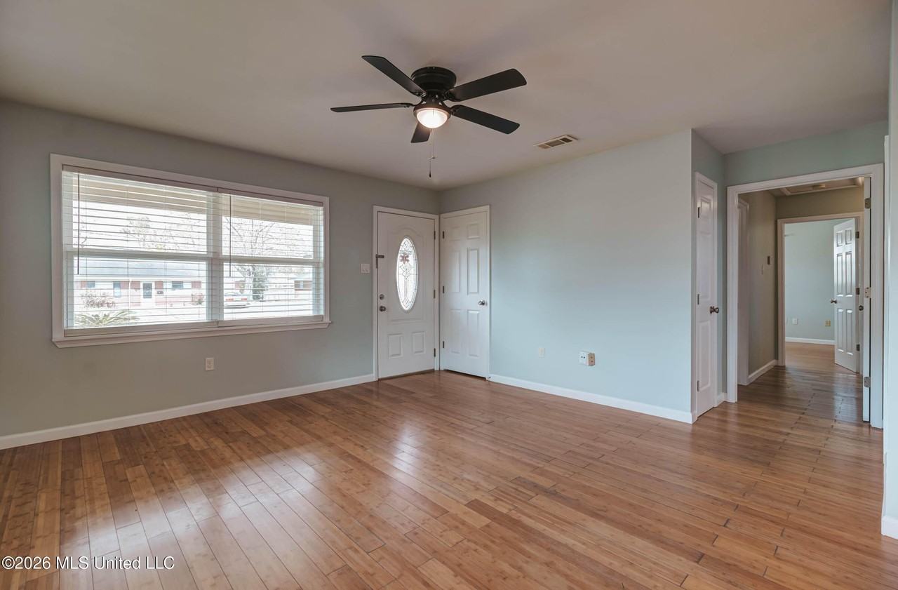 2228 Gregory Blvd - Photo 5 of 35