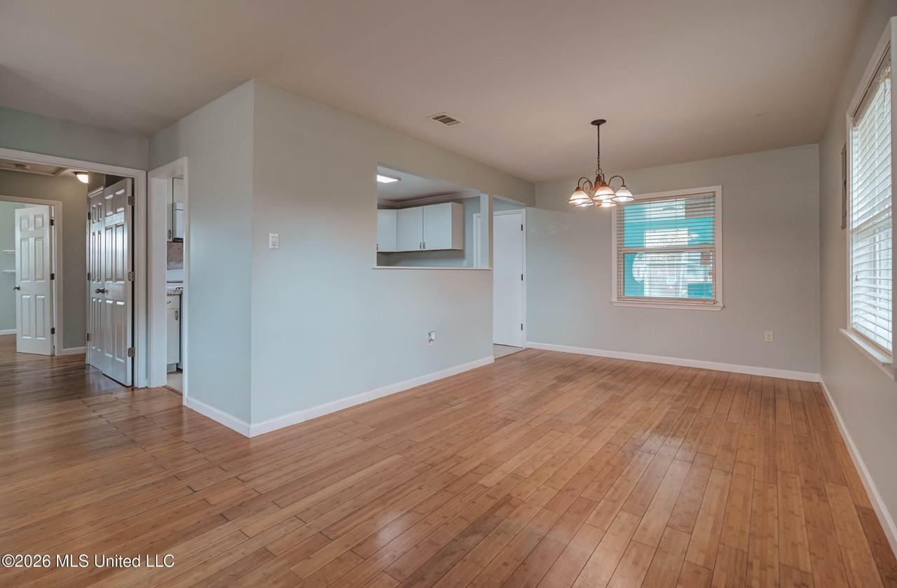 2228 Gregory Blvd - Photo 6 of 35