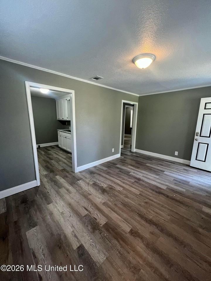 2214 22nd St - Photo 2 of 6