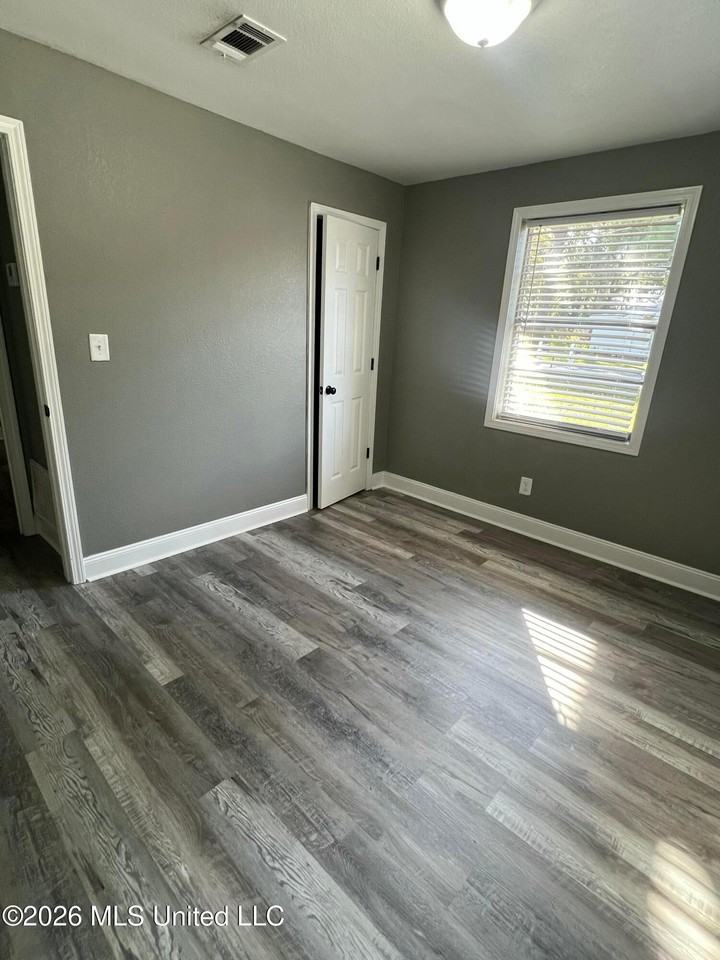 2214 22nd St - Photo 6 of 6