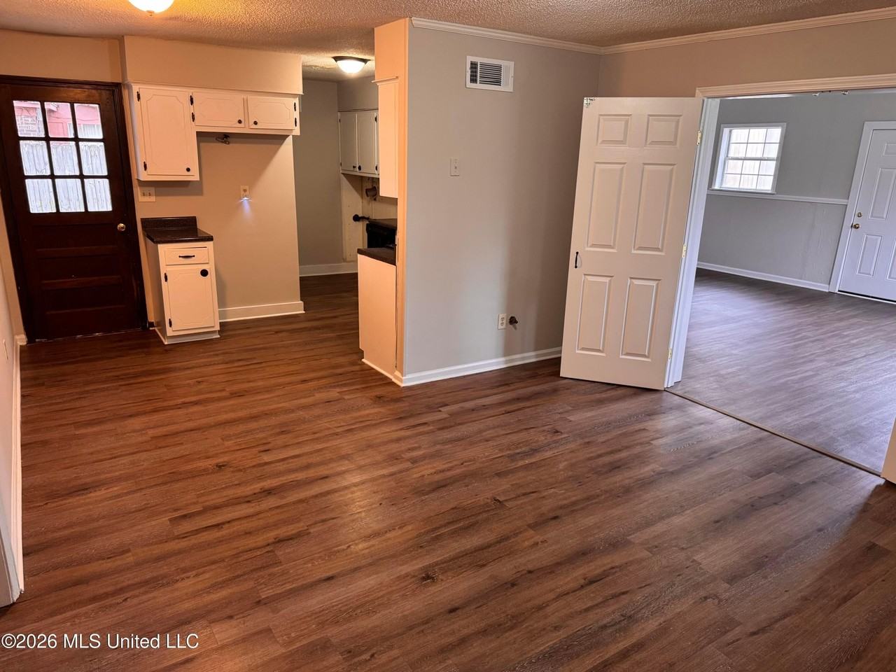 3035 Greenbriar Cv W - Photo 3 of 10