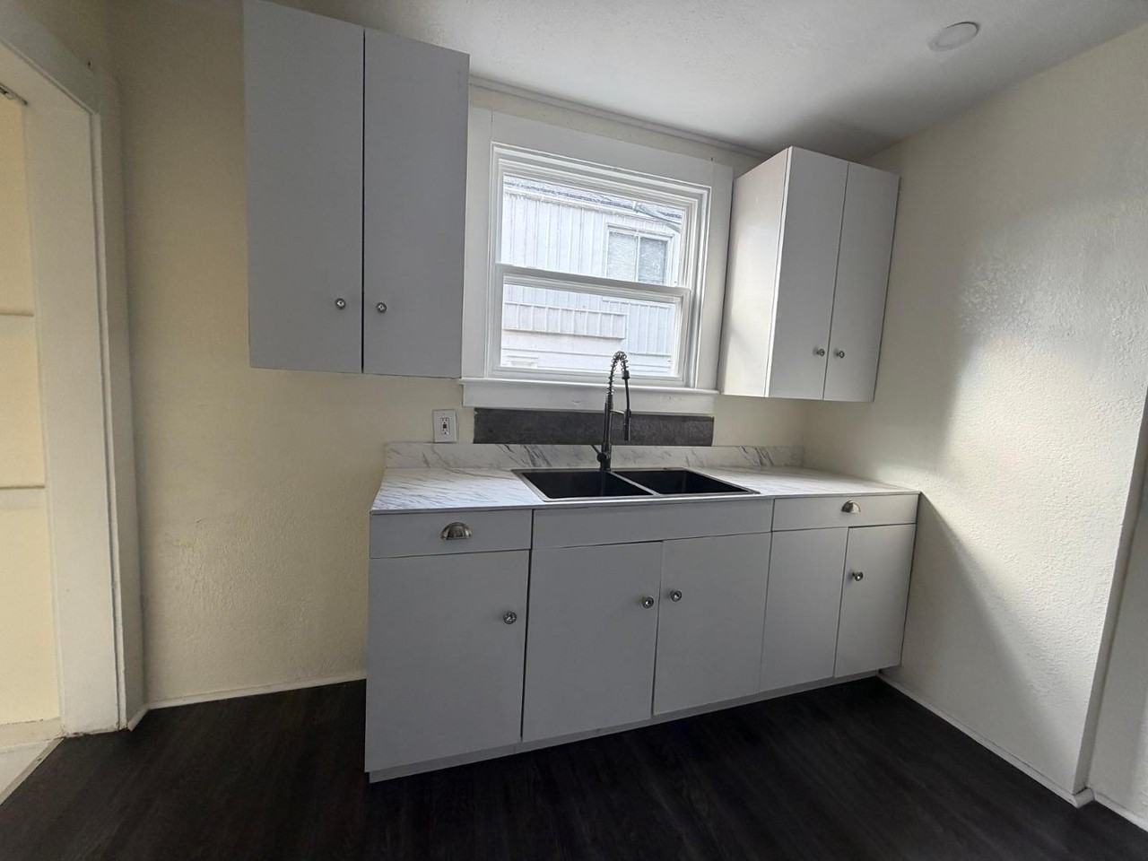 1846 Wellesley Dr - Photo 3 of 19