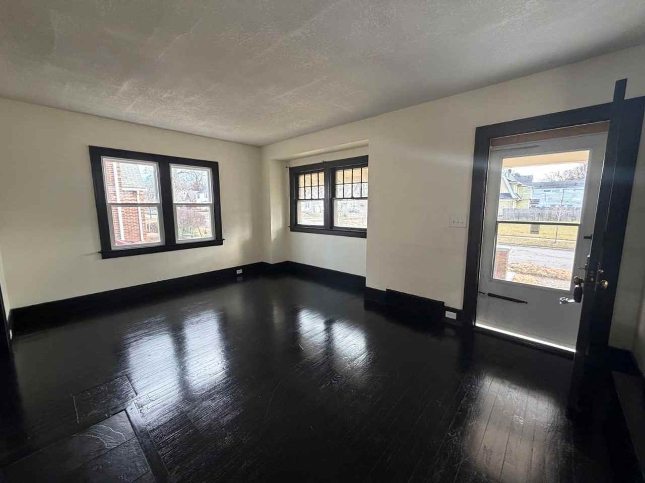 1846 Wellesley Dr - Photo 5 of 19