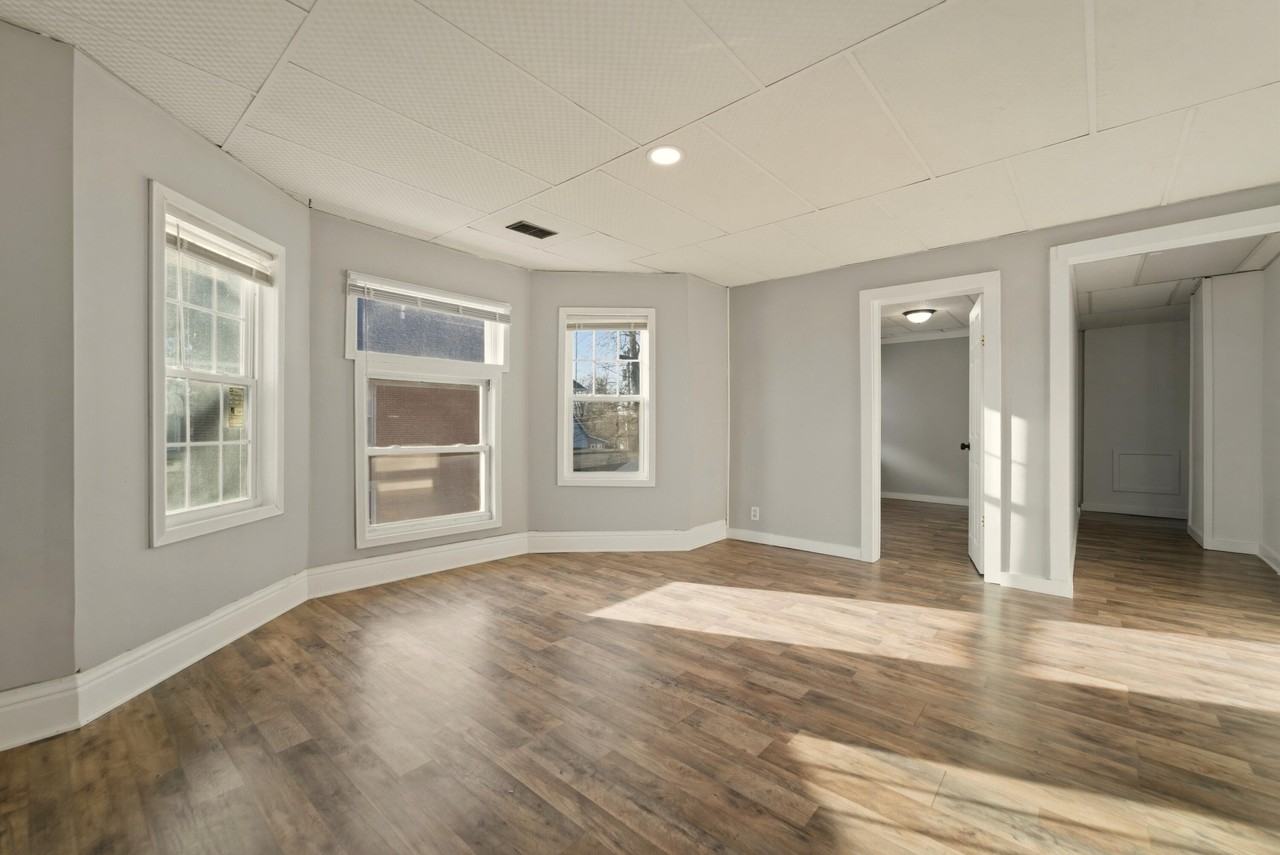 208 E Barker Ave - Photo 3 of 27