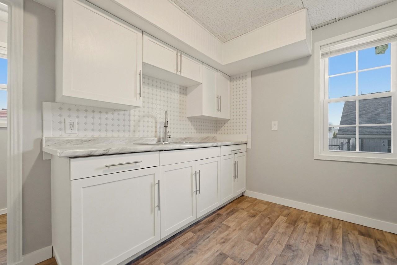 208 E Barker Ave - Photo 5 of 27