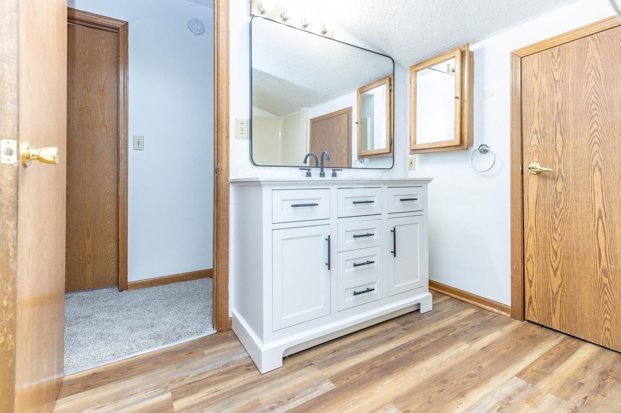 1215 Sturdy Rd - Photo 5 of 30