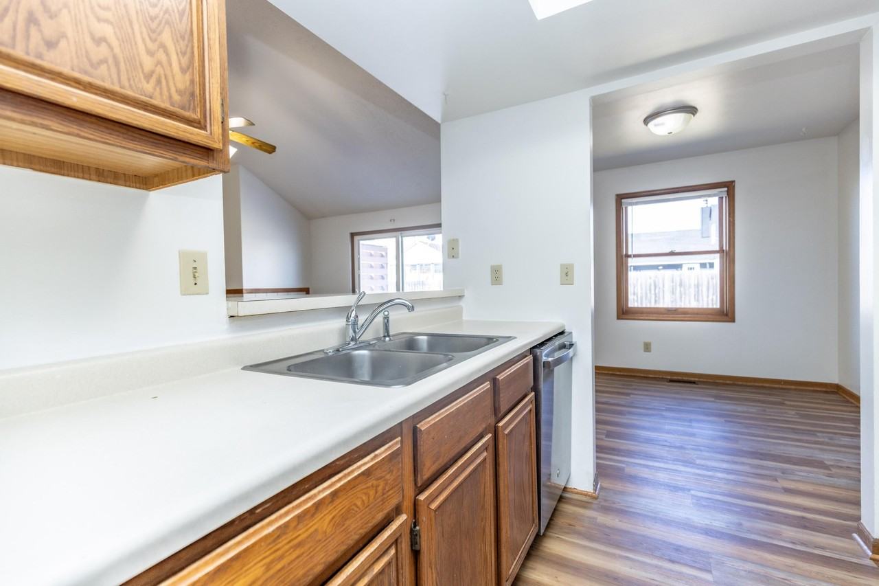 1215 Sturdy Rd - Photo 7 of 30