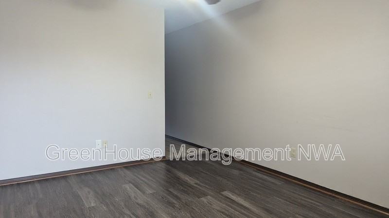 423 Se A St - Photo 3 of 12