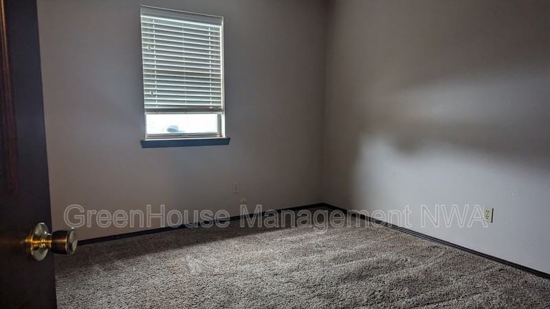 423 Se A St - Photo 5 of 12