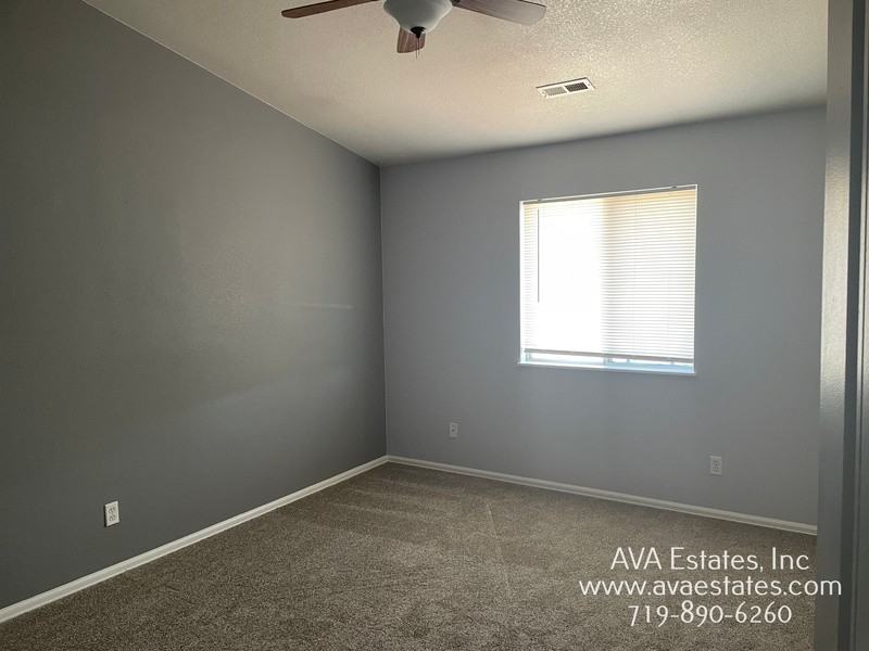 731 E Laporte Dr - Photo 4 of 11