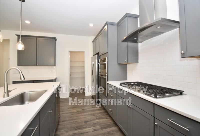 2534 Hutch Ln - Photo 4 of 26