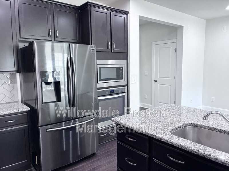 1112 Lakebrink Dr - Photo 3 of 40