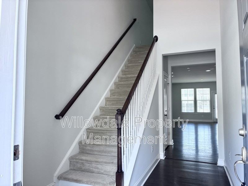 1112 Lakebrink Dr - Photo 4 of 40