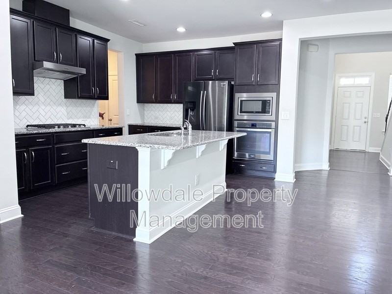 1112 Lakebrink Dr - Photo 6 of 40