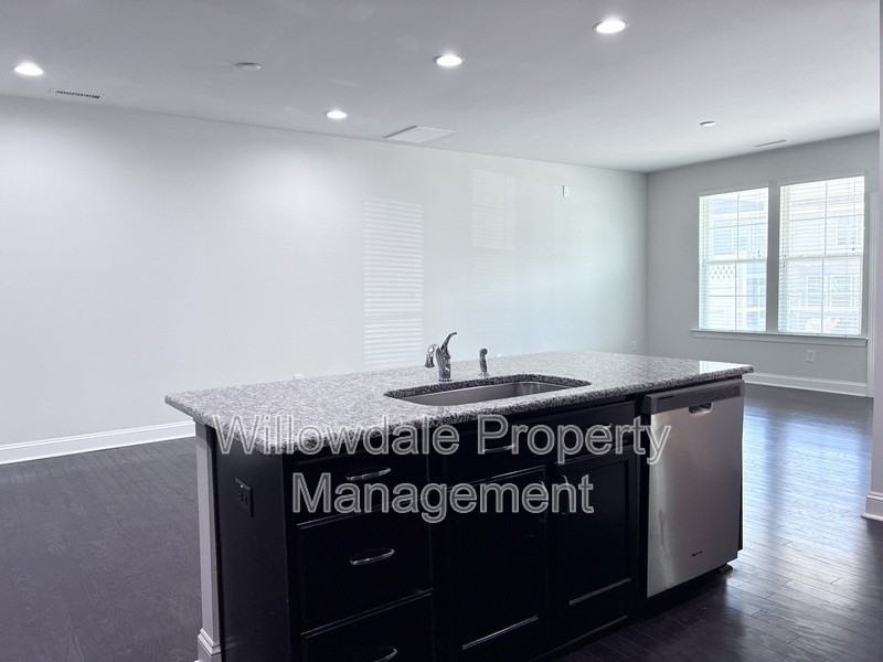 1112 Lakebrink Dr - Photo 7 of 40