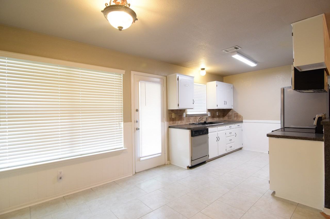 212 Rodeo Cir - Photo 4 of 23