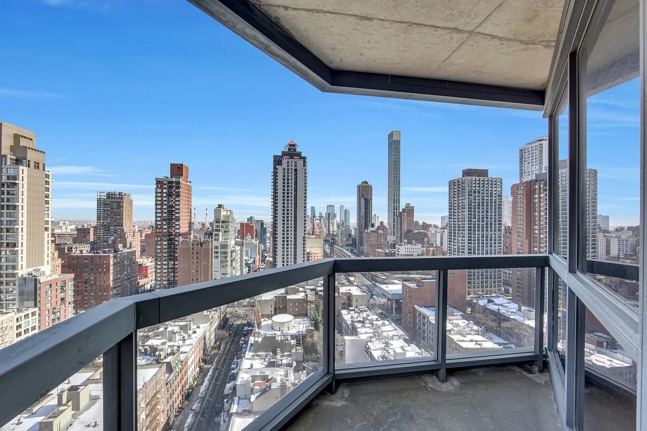 200 E 61st St - Photo 3 of 10