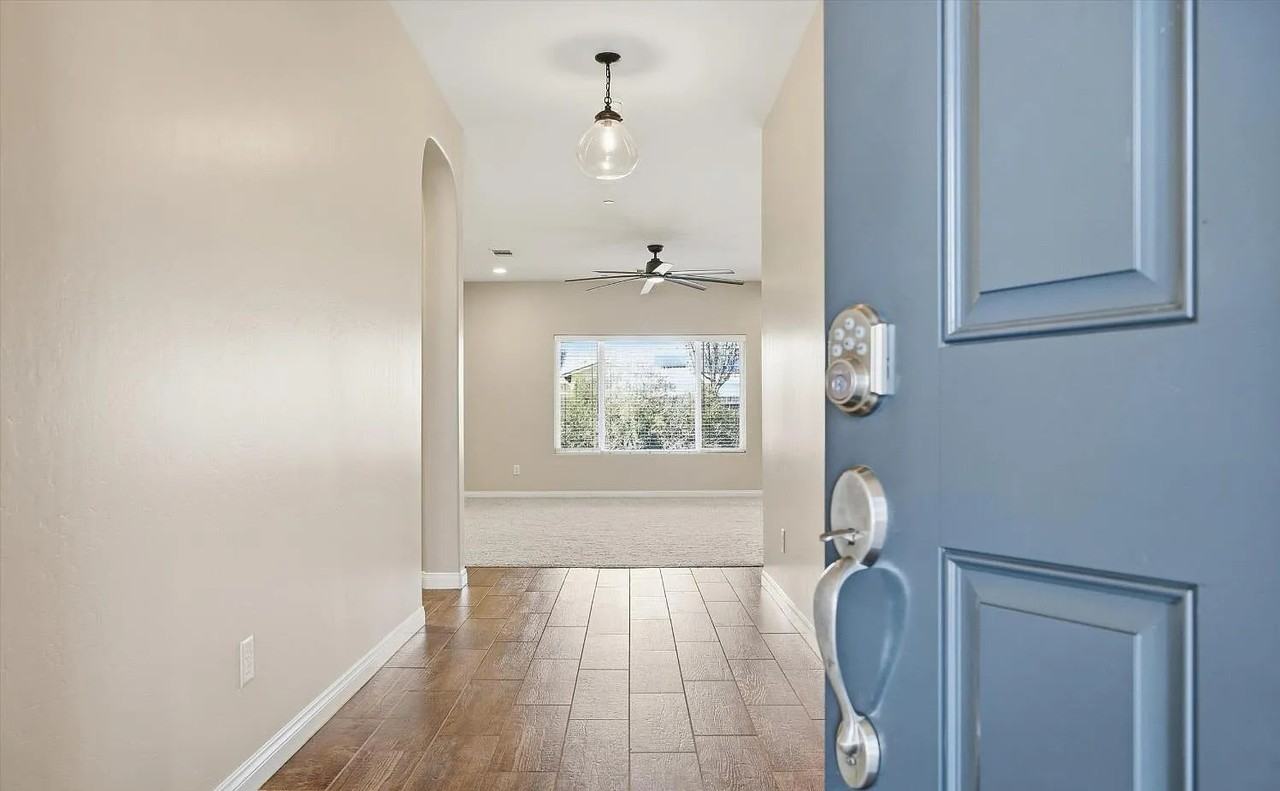 1909 Suncrisp Ln - Photo 2 of 16