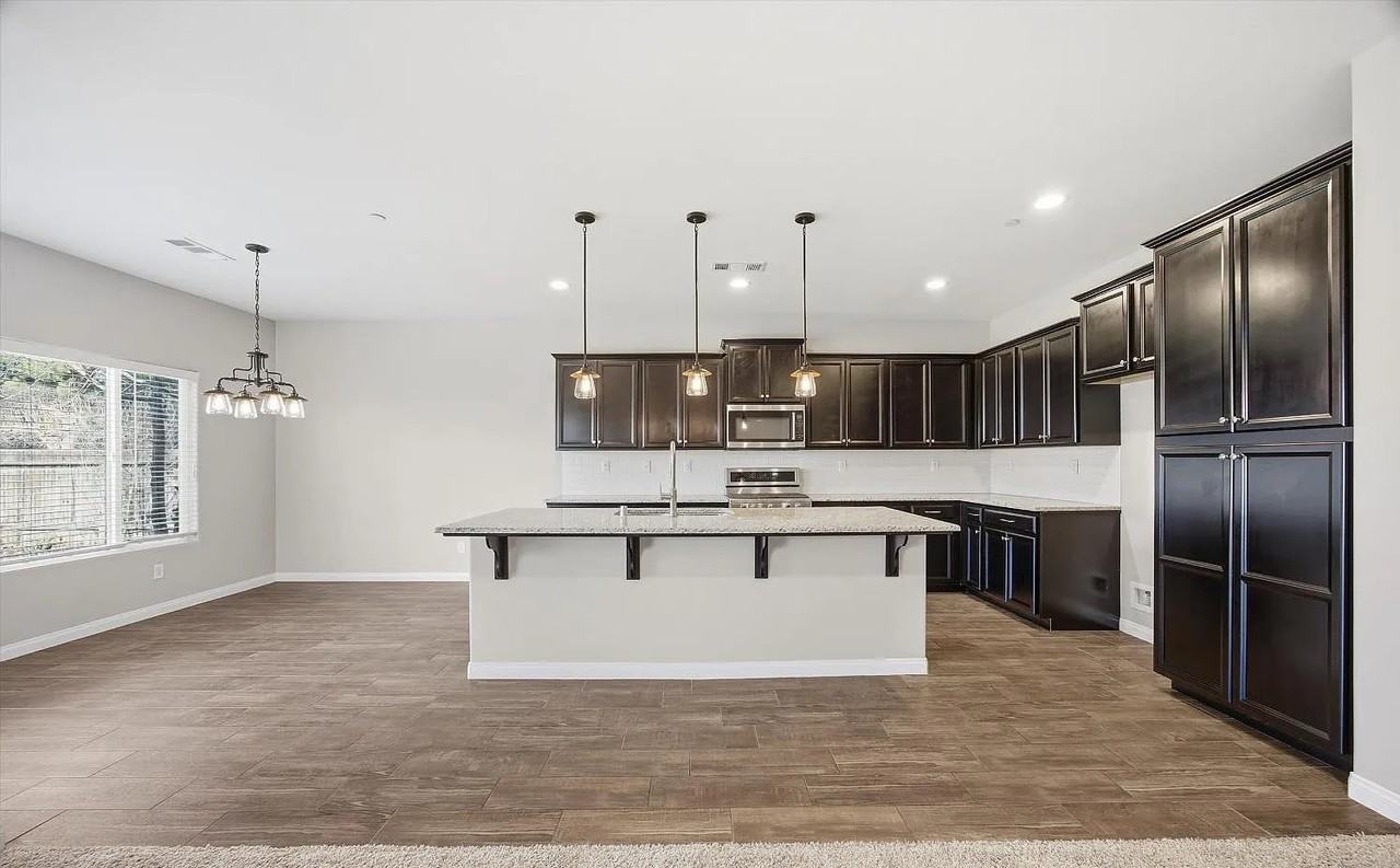 1909 Suncrisp Ln - Photo 3 of 16