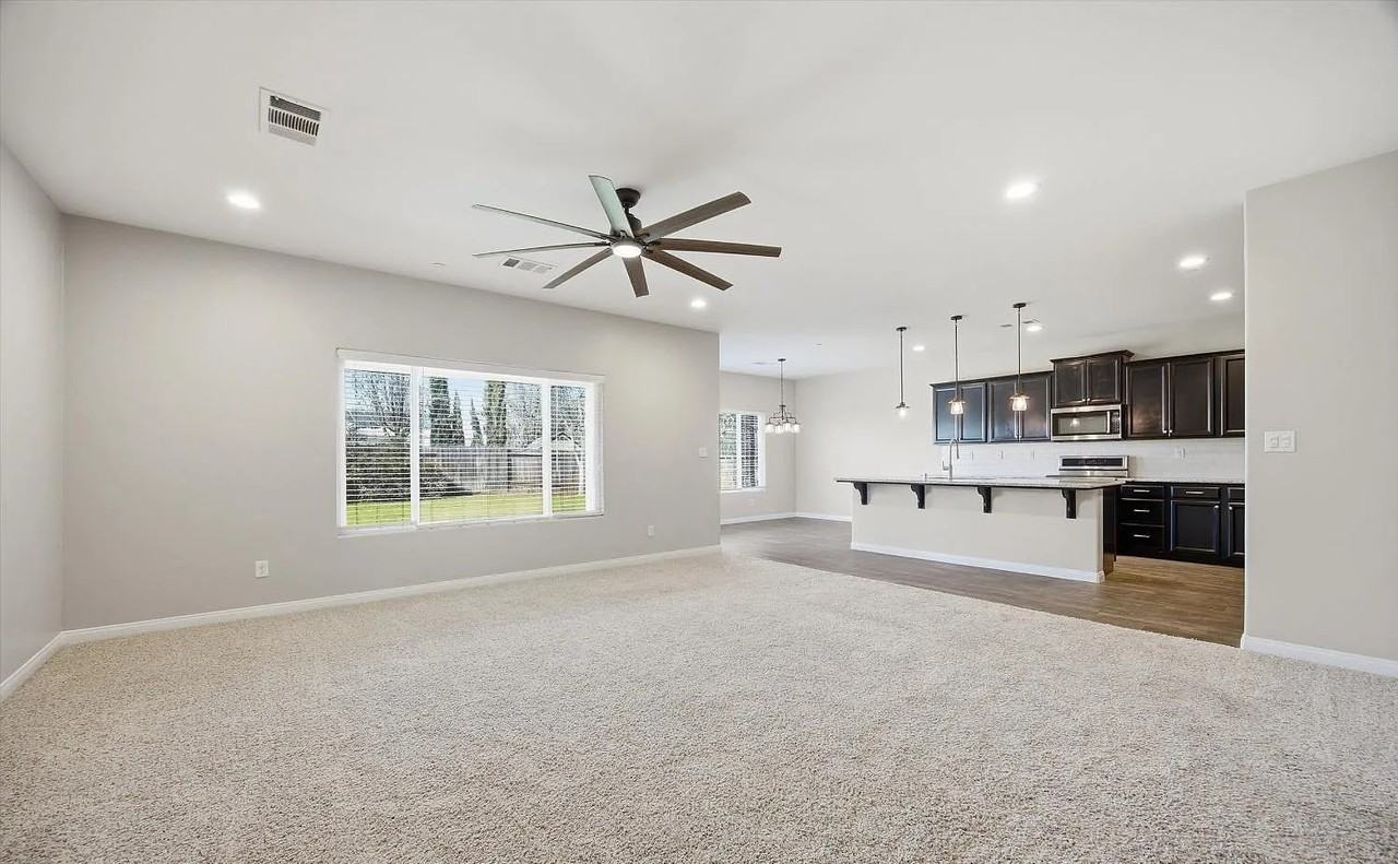 1909 Suncrisp Ln - Photo 4 of 16