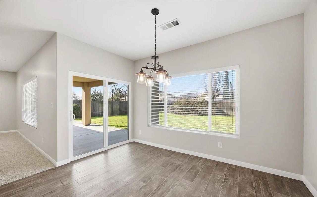 1909 Suncrisp Ln - Photo 5 of 16