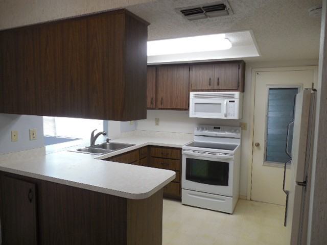 13102 Pembrook Ct - Photo 3 of 26