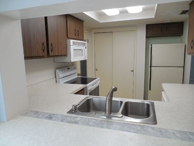 13102 Pembrook Ct - Photo 4 of 26