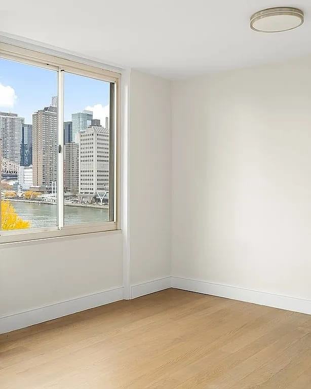 555 Main St - Photo 5 of 6