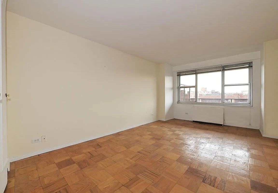 11011 Queens Blvd - Photo 6 of 8