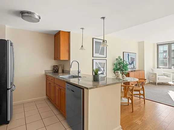 425 Main St - Photo 2 of 6