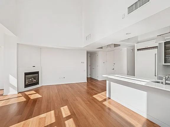 205 E 59Th St - Photo 2 of 8