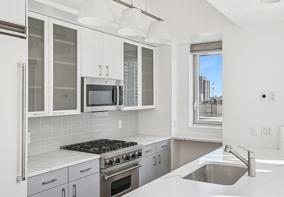 205 E 59Th St - Photo 4 of 8