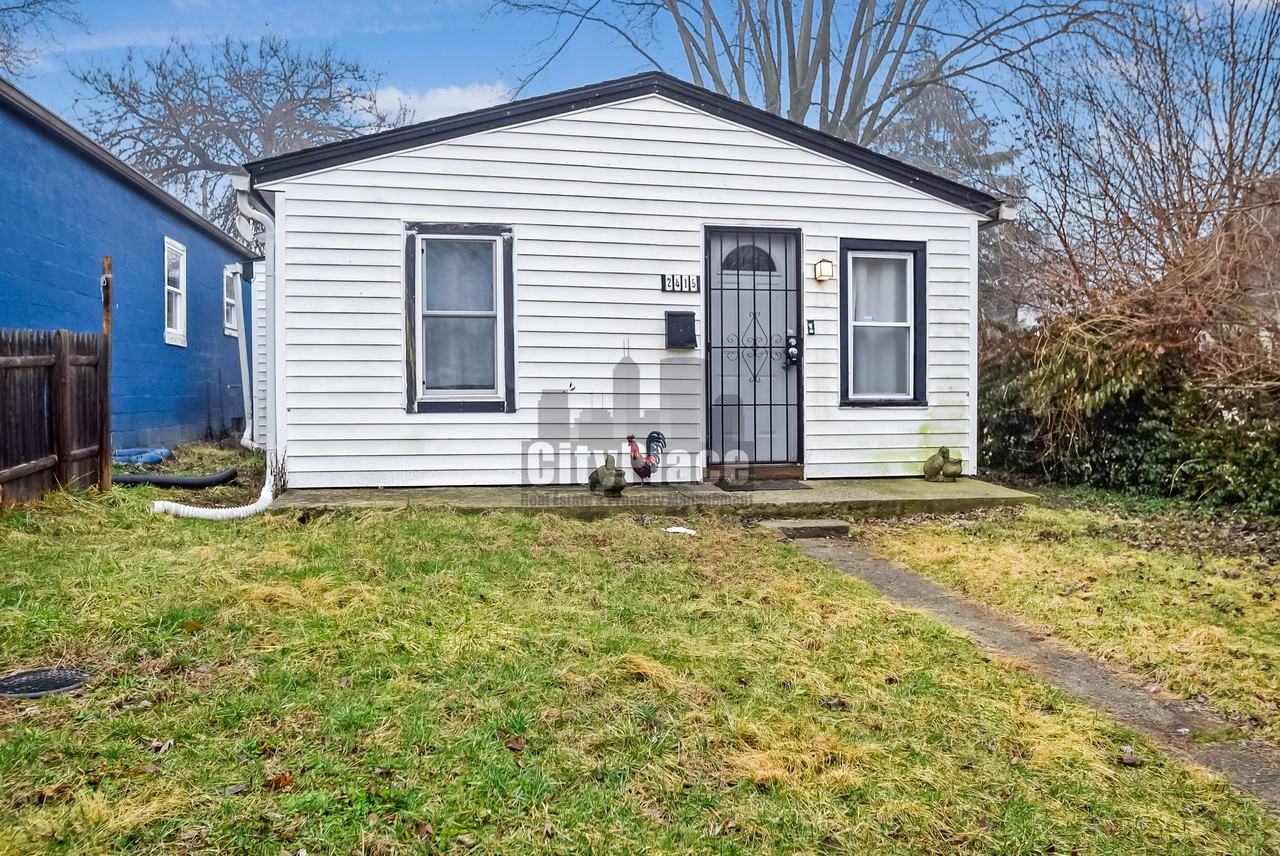 2415 N Oxford St - Photo 4 of 16