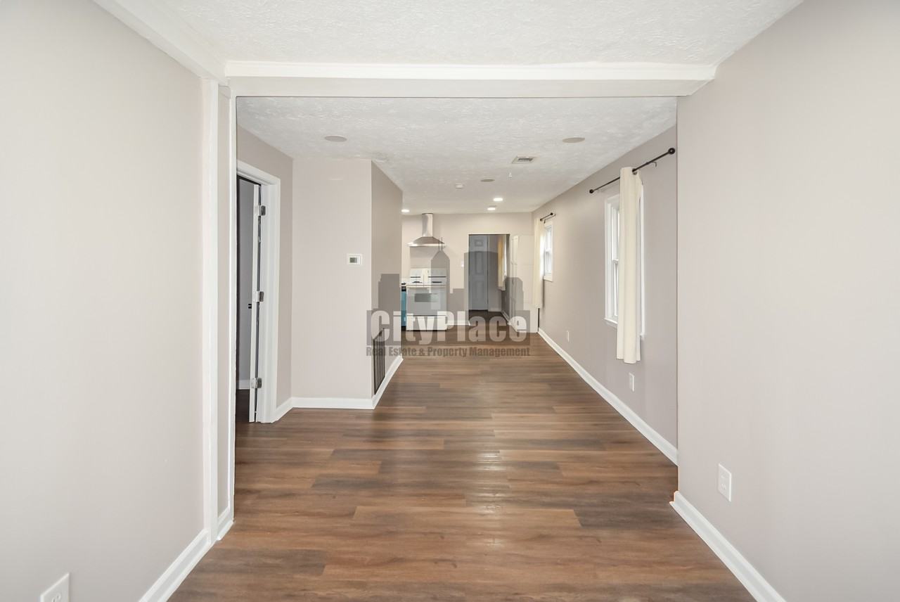 2415 N Oxford St - Photo 5 of 16