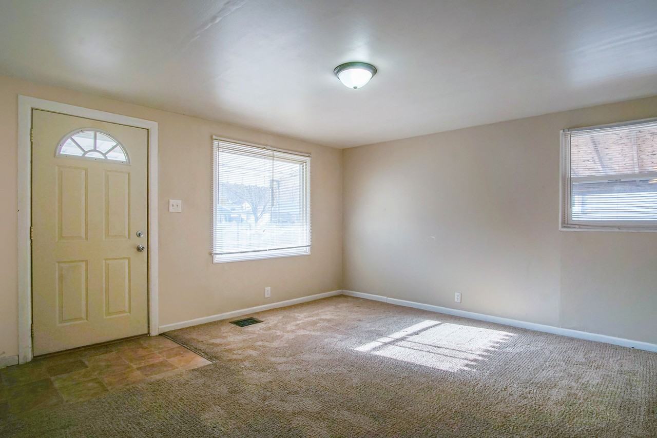 1007 E Chippewa Ave - Photo 3 of 18