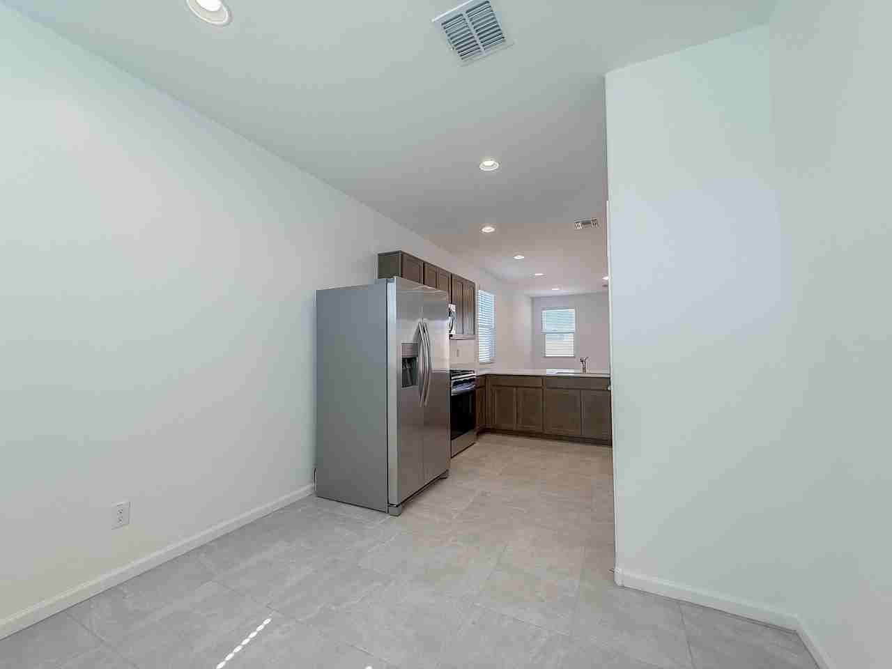 9810 W Pinchot Ave - Photo 7 of 29