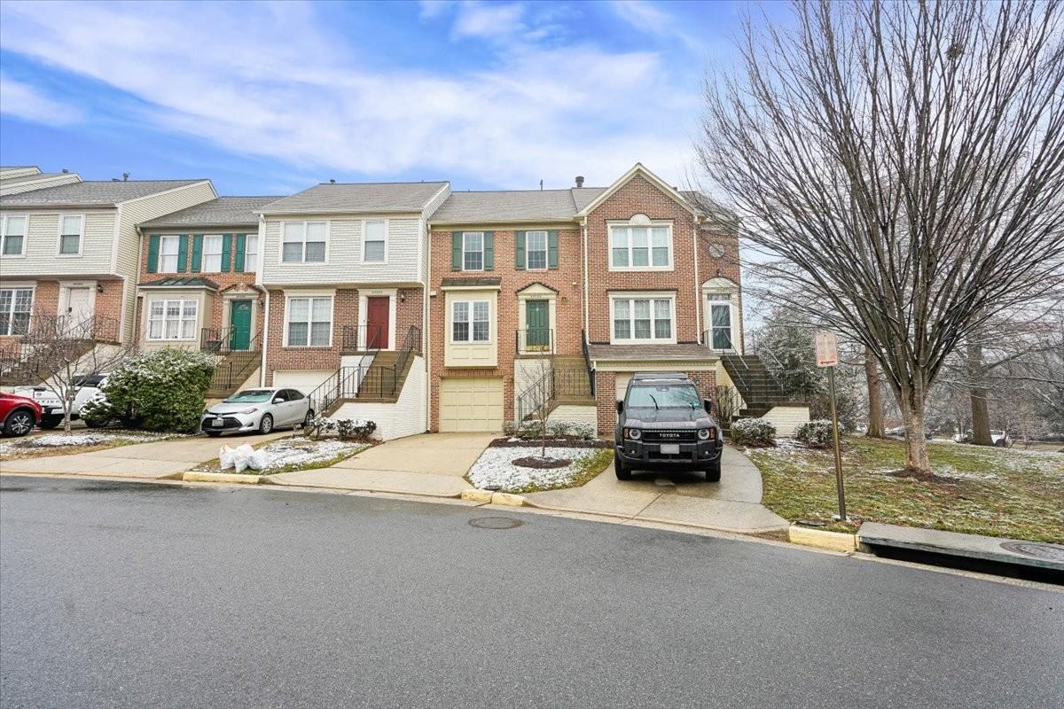 45590 Whitcomb Sq - Photo 3 of 50