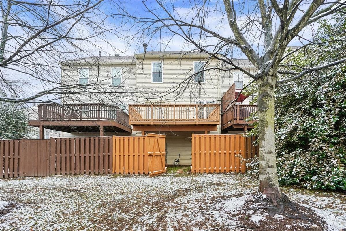 45590 Whitcomb Sq - Photo 4 of 50