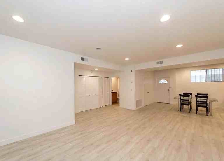 431 S Kingsley Dr #105 - Photo 4 of 22