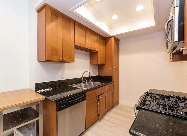 431 S Kingsley Dr #105 - Photo 7 of 22