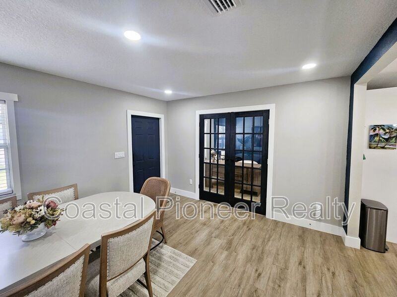 8711 N Wick Pl - Photo 3 of 40