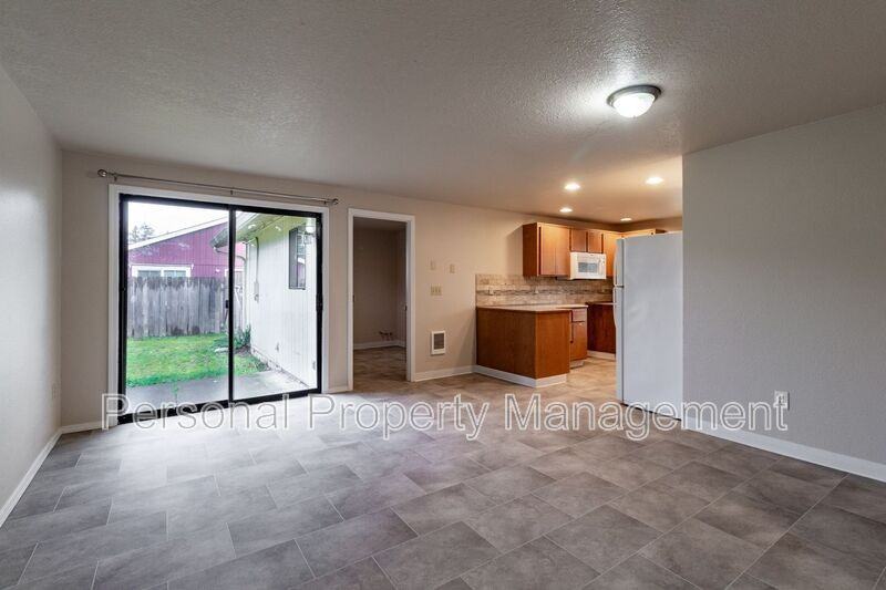 9606 Ne 63rd St - Photo 5 of 18