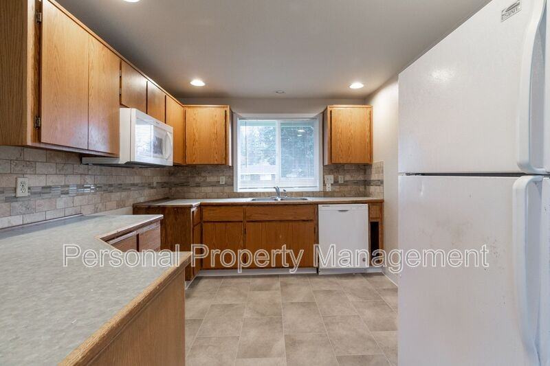 9606 Ne 63rd St - Photo 6 of 18