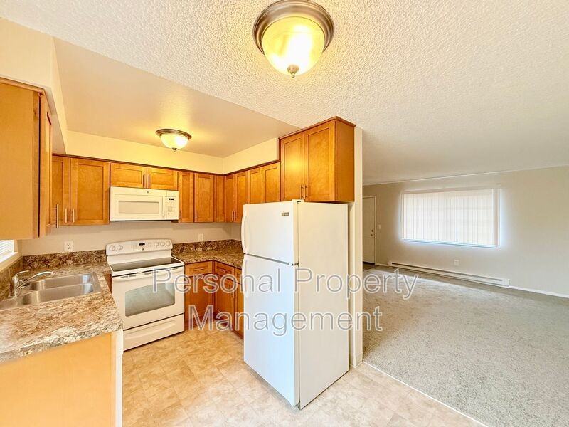 1335 Z St #B - Photo 6 of 13