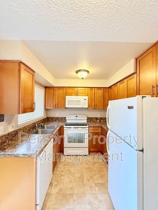 1335 Z St #B - Photo 7 of 13