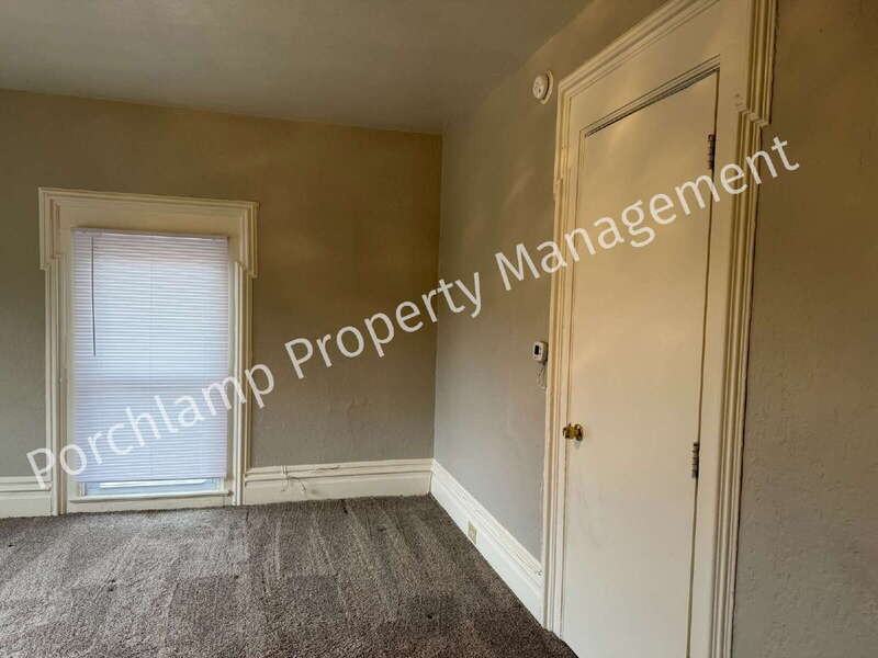 547 Coit Ave Ne #3 - Photo 2 of 10