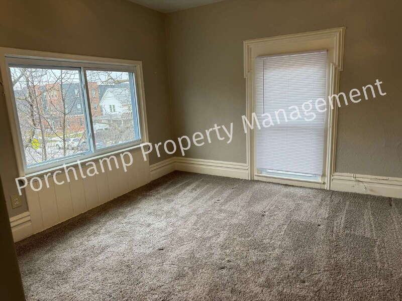 547 Coit Ave Ne #3 - Photo 3 of 10